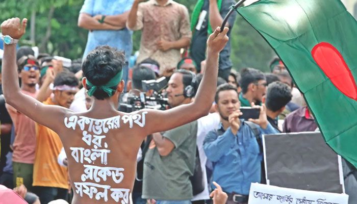 দিনে রাষ্ট্রপতিকে স্মারকলিপি, রাতে উত্তাল ক্যাম্পাস 