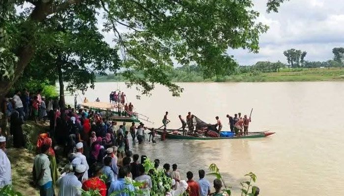 ব্রহ্মপুত্রে নৌকাডুবি: আরও ২ শিশুসহ তিনজনের লাশ উদ্ধার