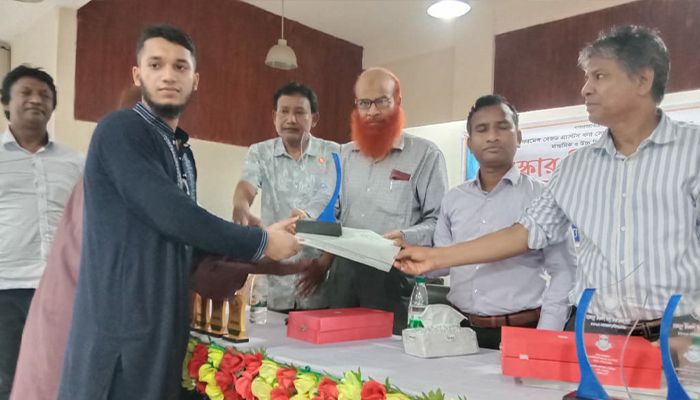চিলমারীতে উপজেলা শ্রেষ্ঠ শিক্ষার্থীদের পুরস্কার প্রদান 
