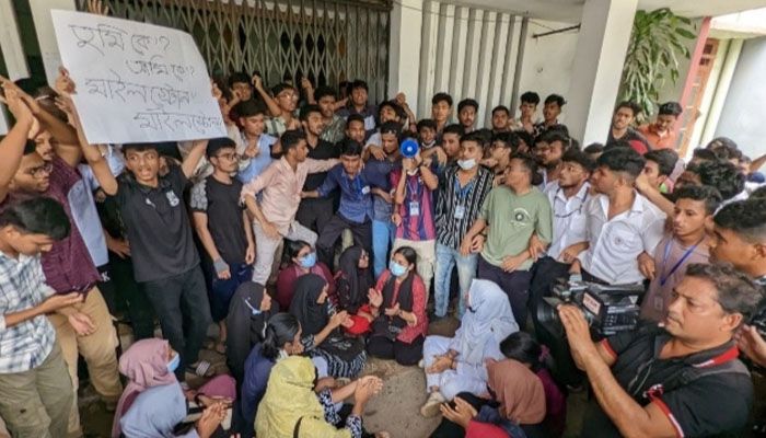 উপদেষ্টার পদত্যাগের দাবিতে কুমিল্লা ও চট্টগ্রাম শিক্ষা বোর্ডে বিক্ষোভ