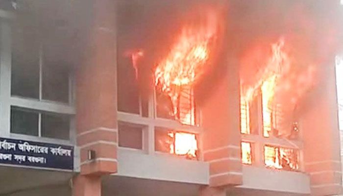 বরগুনায় নির্বাচন অফিসে আগুন, পুড়েছে নথিপত্র-ব্যালট বাক্স