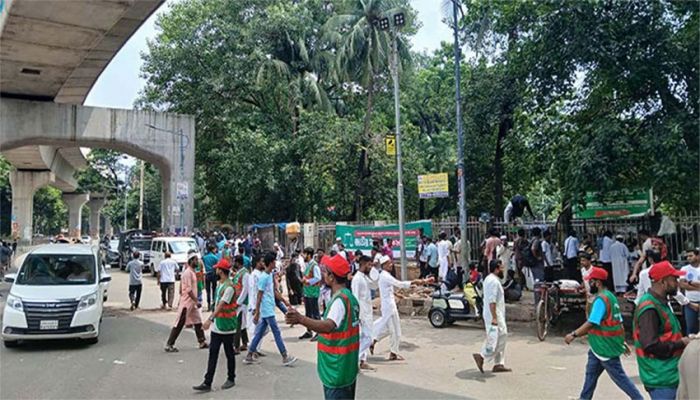 সমাবেশস্থলের আশপাশে ট্রাফিক ও শৃঙ্খলা নিয়ন্ত্রণ করছেন জামায়াতের কর্মীরা