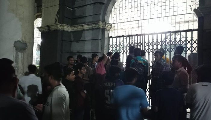 জবির উপাচার্য ভবনে বাগছাসের তালা, অবরুদ্ধ ভিসি