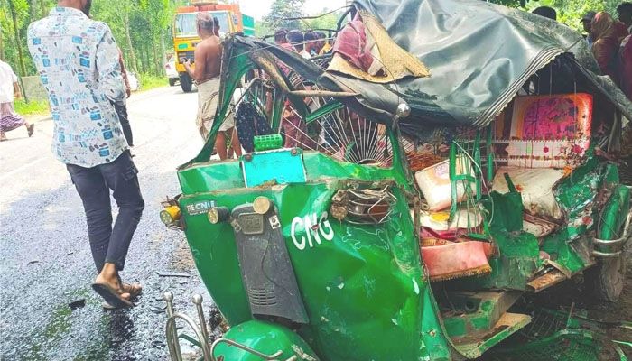 গাজীপুরে ট্রাকের চাকায় পিষ্ট বাবা-মা ও সন্তান