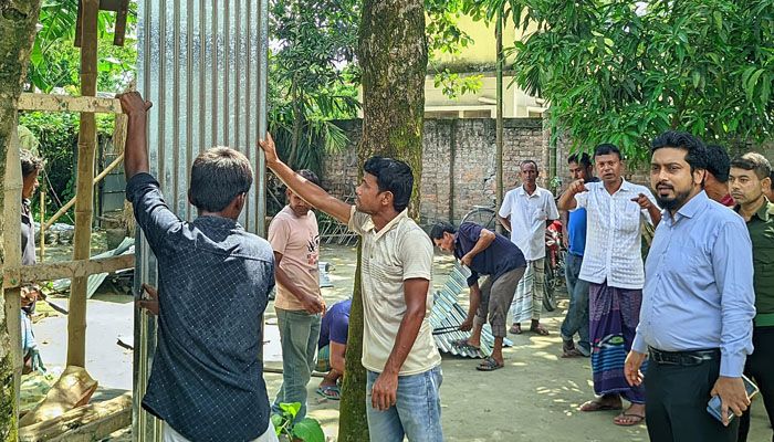 গঙ্গাচড়ায় হিন্দুপল্লীর ঘর মেরামত করে দিচ্ছে প্রশাসন, কাটেনি আতঙ্ক