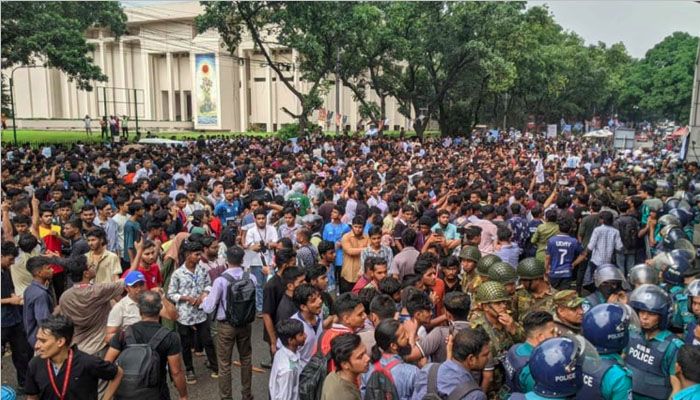 সচিবালয়ে ঢুকে পড়েছেন শিক্ষার্থীরা, পাল্টাপাল্টি ধাওয়া