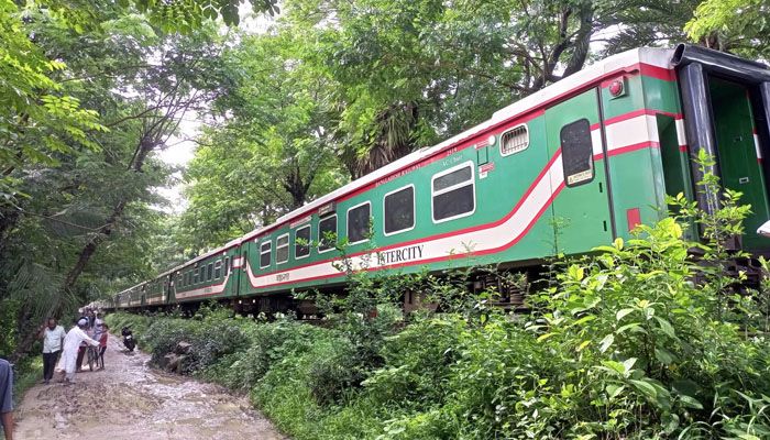 বিচ্ছিন্ন বগি, চট্টগ্রাম-কক্সবাজার রুটে ট্রেন চলাচল বন্ধ