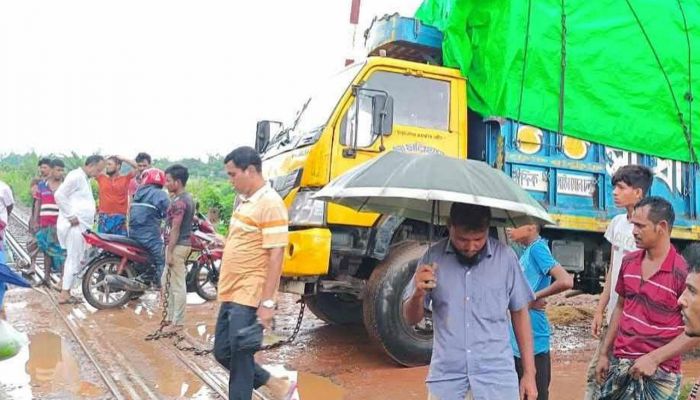 ৩ ঘণ্টা পর উত্তরবঙ্গের সঙ্গে ঢাকার ট্রেন চলাচল স্বাভাবিক