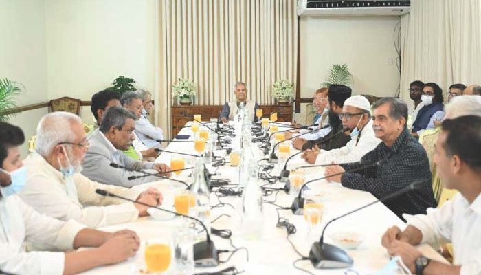 রাজনৈতিক নেতাদের সঙ্গে জরুরি বৈঠকে প্রধান উপদেষ্টা