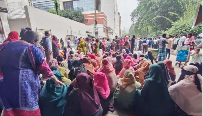 সচিবালয়ের সামনে ‘তথ্য আপা’ কর্মীরা