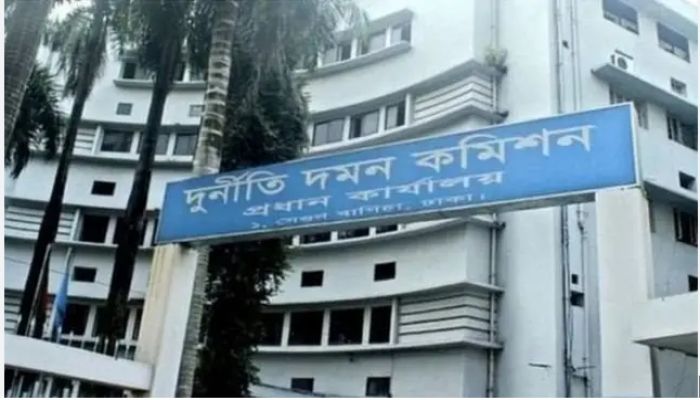 ফাঁসলেন  রাজউকের উপপরিচালক ও তার স্ত্রী 