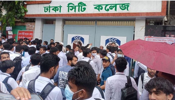 অধ্যক্ষের পদত্যাগ দাবিতে সিটি কলেজে বিক্ষোভ