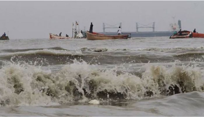 সমুদ্র বন্দরে ৩ নম্বর সতর্ক সংকেত