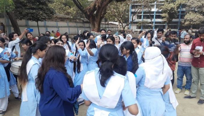 এসএসসি পরীক্ষায় ৯৮৪ প্রতিষ্ঠানে শতভাগ পাস