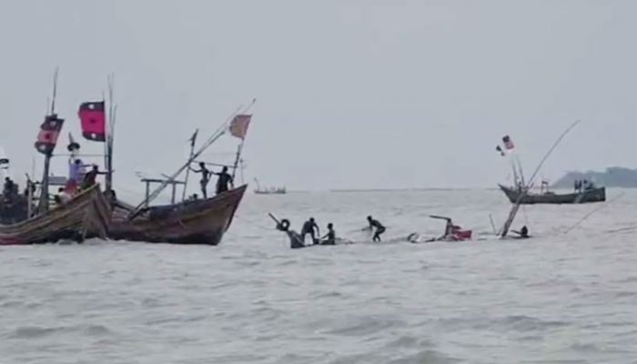 বঙ্গোপসাগরে ট্রলারডুবিতে নিখোঁজ ৩ জেলে