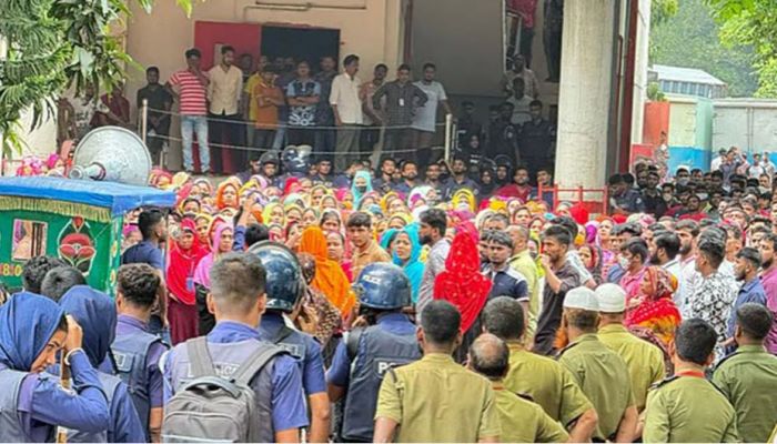চাকরিতে পুনর্বহালের দাবিতে গাজীপুরে শ্রমিকদের বিক্ষোভ
