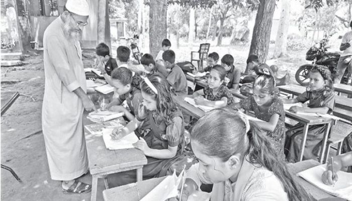 ছাদে ফাটল, শ্রেণিকক্ষ ছেড়ে গাছতলায় পাঠদান