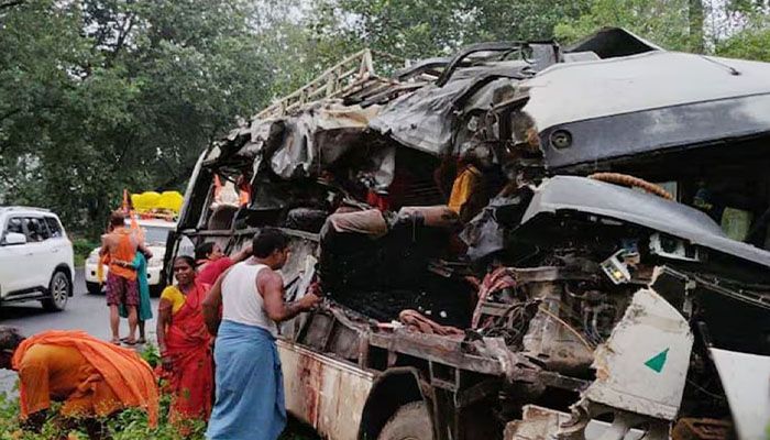 ঝাড়খণ্ডে বাস-ট্রাকের সংঘর্ষ, ১৮ পুণ্যার্থী নিহত