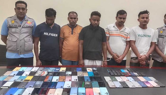 ১২৩টি চোরাই মোবাইলসহ চক্রের ৫ সদস্য গ্রেপ্তার