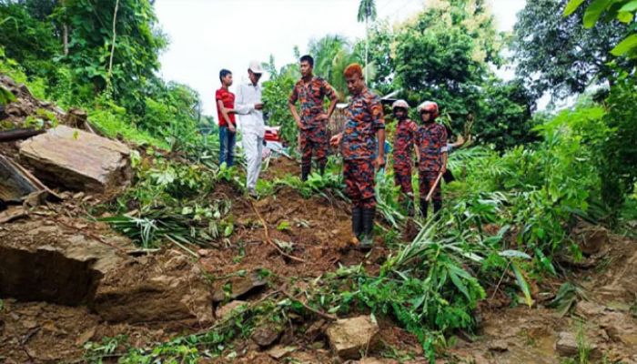 সাজেকে পাহাড় ধস, আটকা ৪ শতাধিক পর্যটক