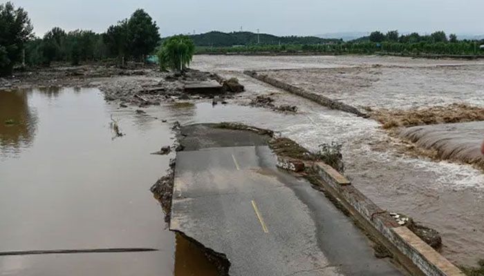 বেইজিংয়ে টানা ভারী বৃষ্টিপাত ও ভয়াবহ বন্যা, ৩০ জনের মৃত্যু