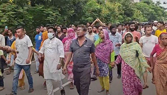 সিটি কর্পোরেশনের বিরুদ্ধে চাঁদাবাজির অভিযোগে বিক্ষোভ