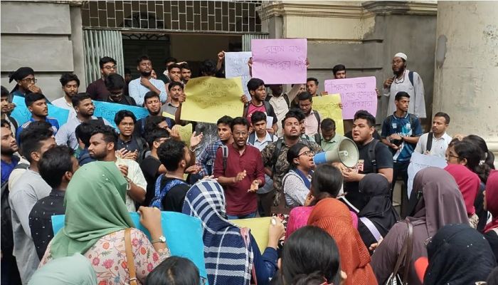 জবিতে ২ শিক্ষকের ওপর ছাত্রদলের হামলা, প্রতিবাদে শিক্ষার্থীদের বিক্ষোভ