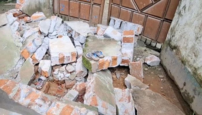 মুন্সীগঞ্জে ট্রাকের ধাক্কায় দেয়াল ধসে আহত শিশুটি মারা গেছে