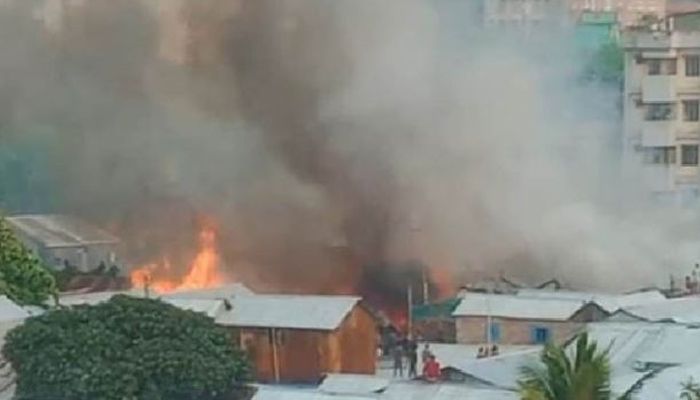 মহাখালীর সাততলা বস্তিতে আগুন