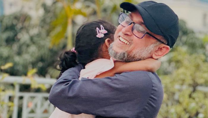 সুস্থ হয়ে বাসায় ফিরলেন ফারুকী, ফুল দিয়ে বরণ কন্যা ইলহামের