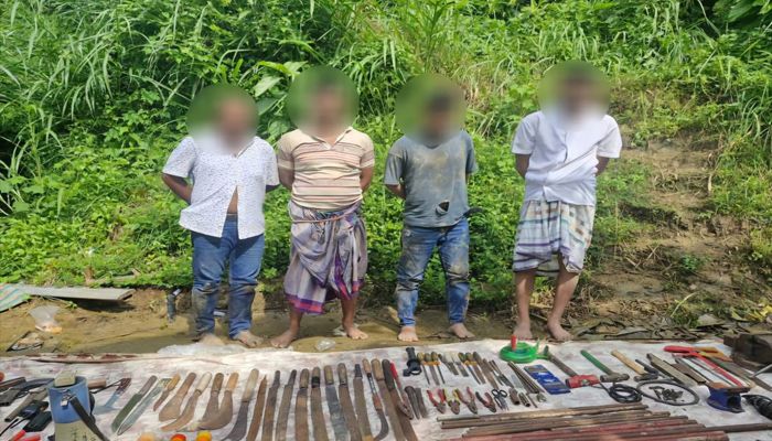 সীতাকুণ্ডে দেশীয় অস্ত্র কারখানার সন্ধান, ৪ সন্ত্রাসী গ্রেপ্তার