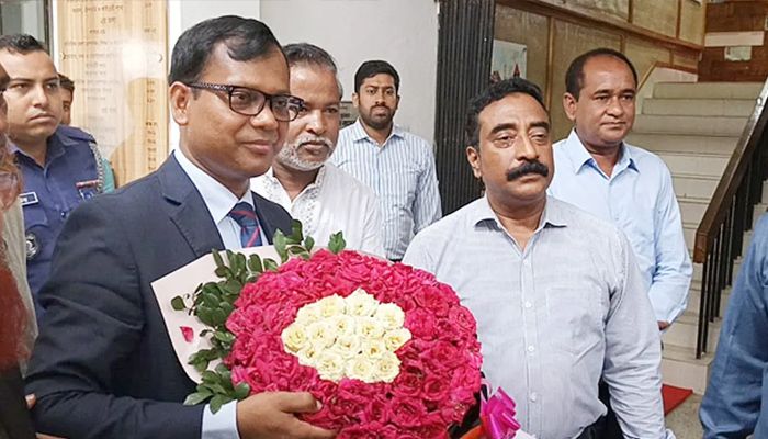 সিলেটে জেলা প্রশাসক হিসেবে দায়িত্ব নিলেন আলোচিত সারওয়ার আলম