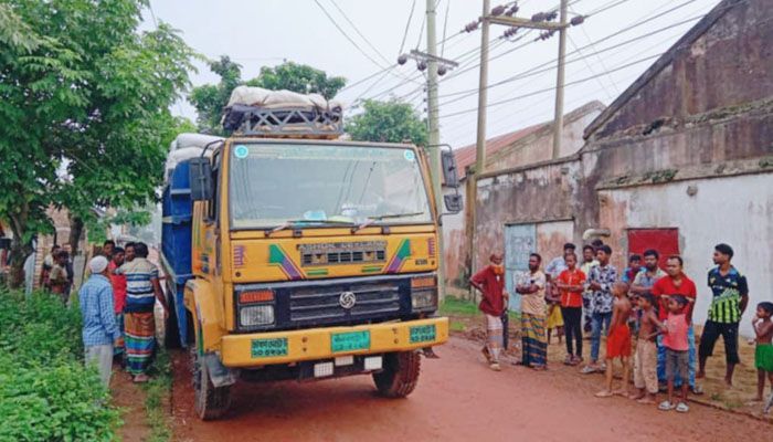 বগুড়ায় ৩৯৫ বস্তা সারসহ ট্রাক জব্দ