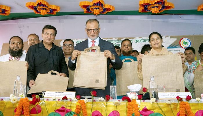 পলিথিনের বদলে পাটের ব্যাগ ব্যবহারের আহ্বান পরিবেশ উপদেষ্টার