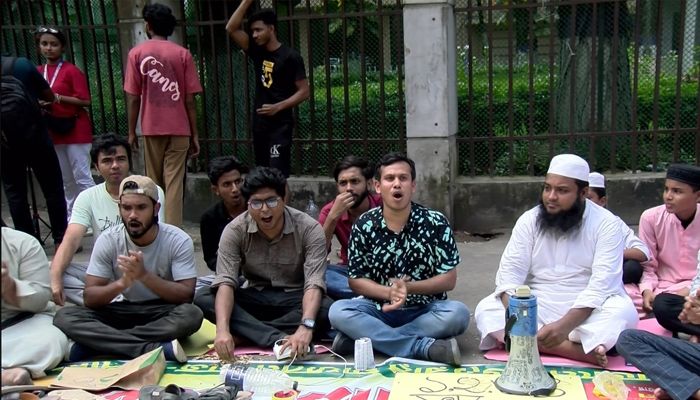 ফজলুর রহমানকে গ্রেপ্তার দাবিতে বাসার সামনে অবস্থান ছাত্র-জনতার