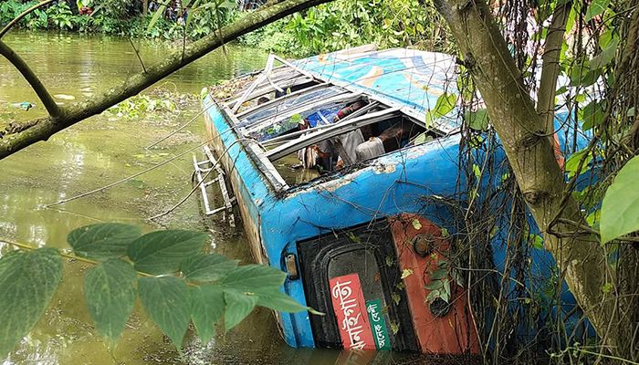 শেরপুরে পুকুরে বাস উল্টে শিশু নিহত, আহত ১৫
