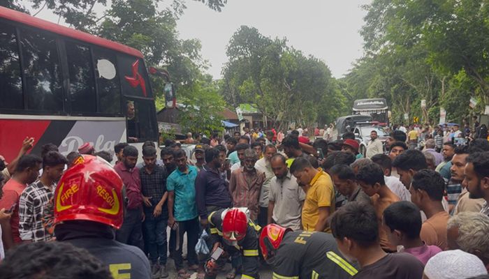 বাসচাপায় বৃদ্ধা নিহত, ঢাকা-খুলনা মহাসড়ক অবরোধ