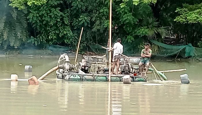 বালুখেকোরা গিলছে ফসলি জমি