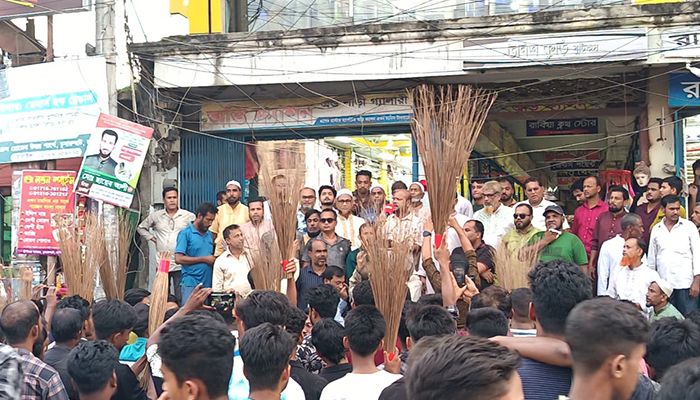 চুনারুঘাটে বিএনপির পদবঞ্চিতদের ঝাড়ু মিছিল 