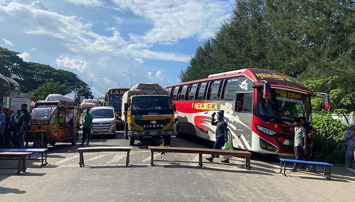 ২৪ ঘণ্টার আল্টিমেটাম শেষে মহাসড়ক অবরোধ ববি শিক্ষার্থীদের