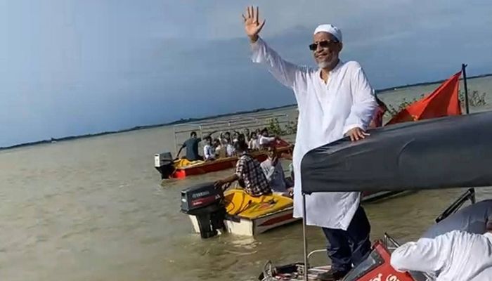অর্ধশতাধিক স্পিডবোট নিয়ে হাওরাঞ্চল ঘুরলেন বাবর, করলেন মতবিনিময়