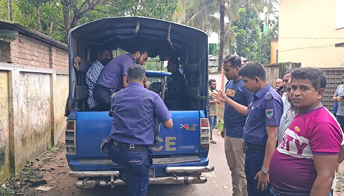 বাগেরহাটে সাংবাদিক পরিচয়ে চাঁদা দাবির অভিযোগ আটক ৩