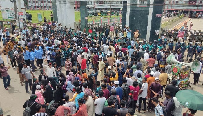 আন্দোলনকারীদের সাথে কর্মকর্তা-কর্মচারীদের ধাওয়া-পাল্টাধাওয়া, আহত ৩