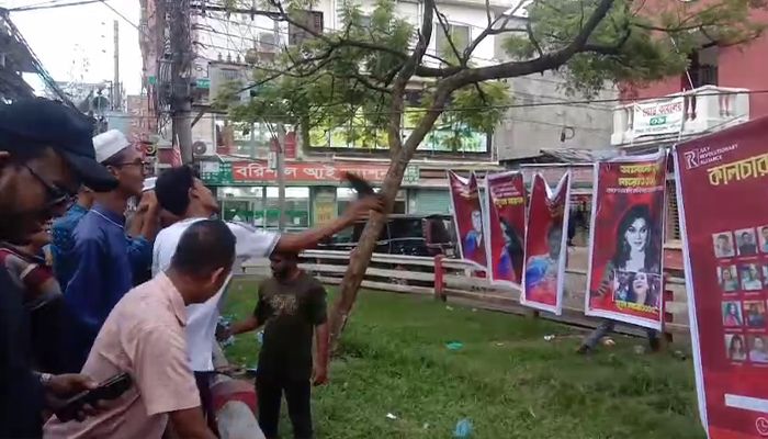 ‘ফ্যাসিস্ট তারকা’দের ছবিতে জুতা নিক্ষেপ