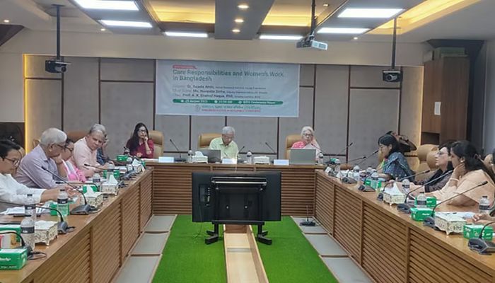 ঘরের কাজে চার গুণ বেশি সময় ব্যয় করেন নারীরা 