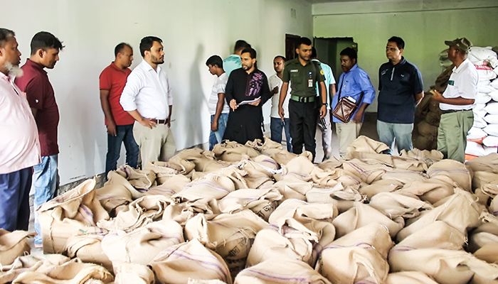 খাদ্যবান্ধব কর্মসূচির লোগোযুক্ত ১৫৬ বস্তা মানহীন চাল জব্দ