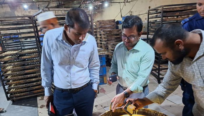 বগুড়ায় ঢাকা বেকারিকে ৩ লাখ টাকা জরিমানা