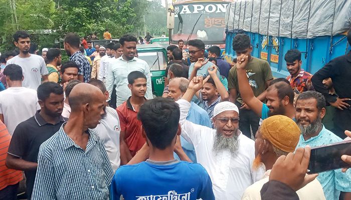 বগুড়ায় সড়ক অবরোধ করে পানি নিষ্কাশনের দাবি