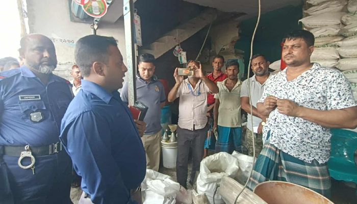 বগুড়ায় অতিরিক্ত দামে সার বিক্রি, ব্যবসায়ীকে জরিমানা