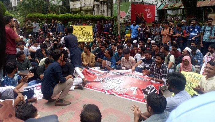 চবিতে আবাসন সংকট, প্রশাসনিক ভবনে তালা শিক্ষার্থীদের
